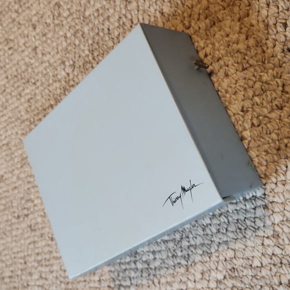 Thierry Mugler LOT of goodies, tray and music box, samples and bottles and more - Picture 9 of 10